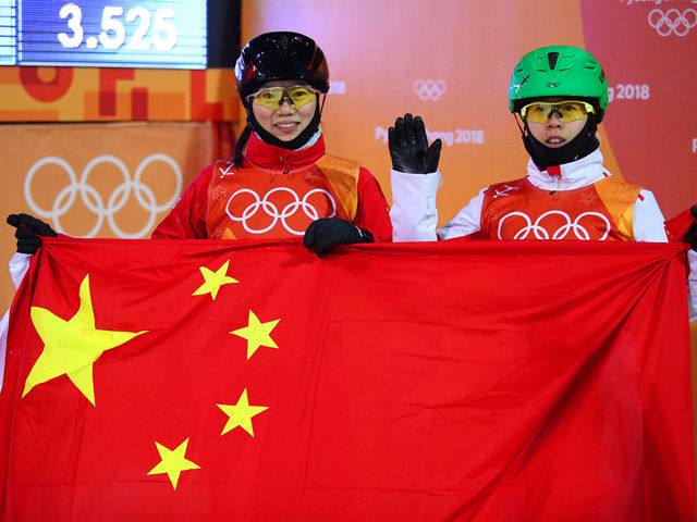 中国选手张鑫(左)与孔凡钰获得女子空中技巧银牌和铜牌——新华社记者费茂华摄
