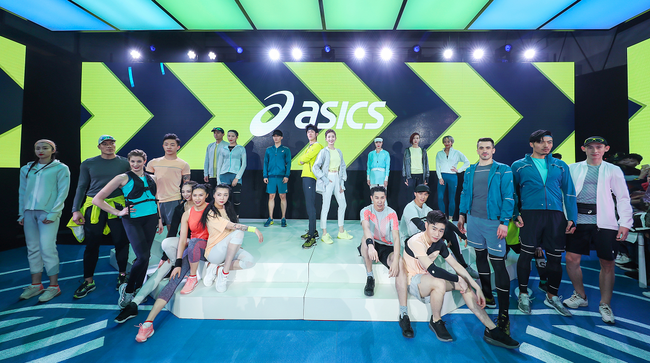 ASICS亚瑟士大中华区品牌代言人江疏影小姐和李治廷先生现场展示ASICS亚瑟士2018春夏新品
