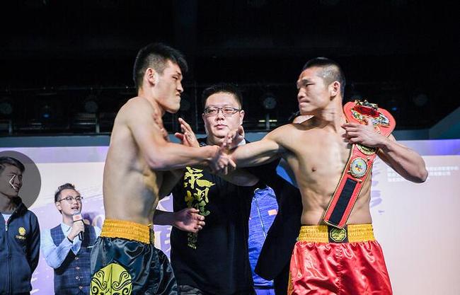 施国军陈大祥称重仪式上争抢金腰带