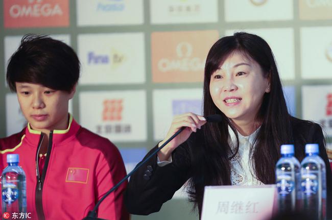 周继红携施廷懋出席发布会