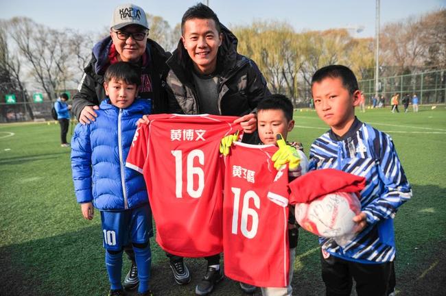 黄博文化身教练现身北京 助力中国足球小将训
