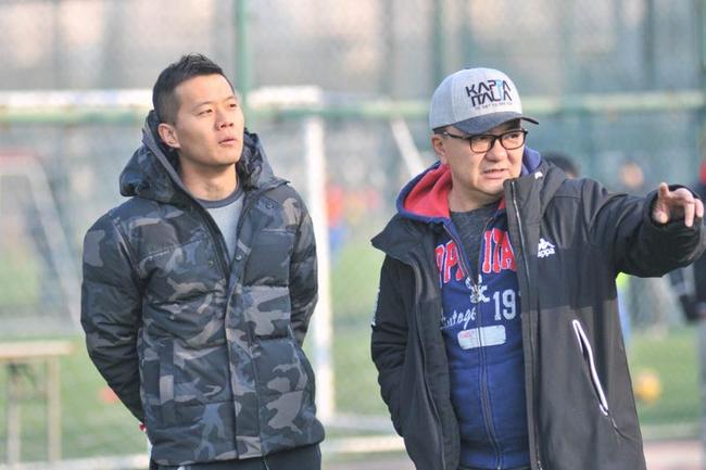 黄博文化身教练现身北京 助力中国足球小将训