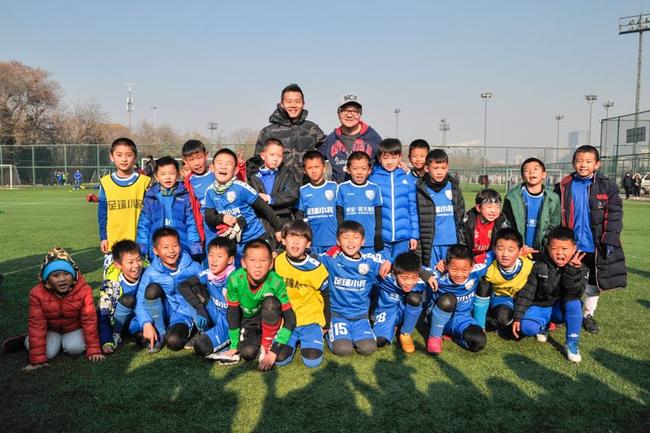 黄博文化身教练现身北京 助力中国足球小将训
