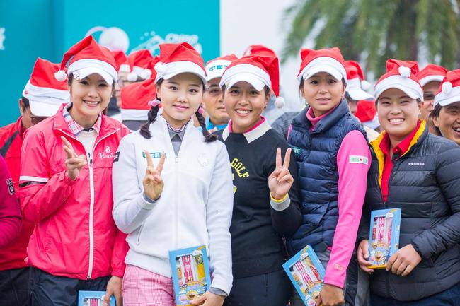 北京时间12月19日消息,2017中国信托女子公开赛将于12月21日至23日在台北东方高尔夫俱乐部正式开打,本次赛事由女子中巡和女子台巡双方联合认证,总奖金500万新台币,合人民币约110万元,吸引了来自9个国家和地区的108位选手出战,其中有15位内地选手。 2017年是中国信托女子公开赛办赛六年来首次在12月末登场,同时也成为女子中巡和女子台巡的年末大考,可以说是群星闪耀。参赛球员包括卫冕冠军卢晓晴、2018年日巡全卡获得者张维维、女子中巡奖金榜榜首萨兰朋、2015年中国信托女子公开赛冠军布