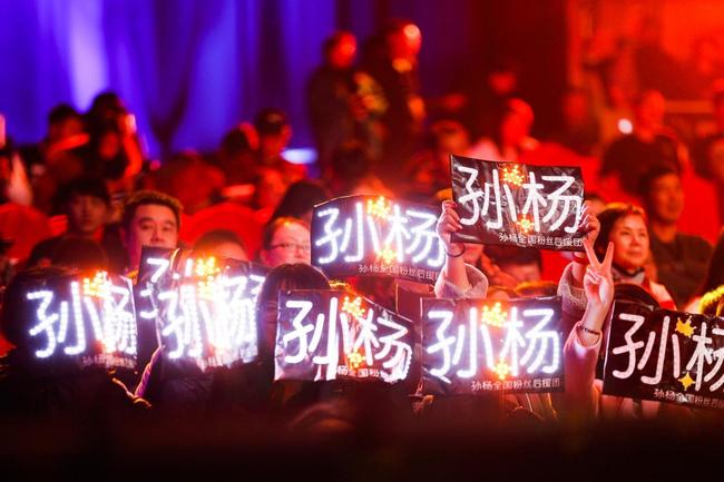 现场迷妹众多,让气氛仿佛一场演唱会