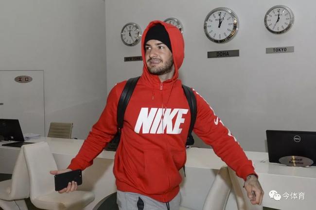 外援回归首人!帕托抵多哈报到 莫德斯特延期归