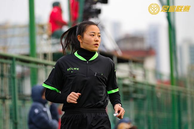 美女执法抢镜足金决赛 芳华之年已是国家级裁判_国内足球_新浪竞技风暴_新浪网