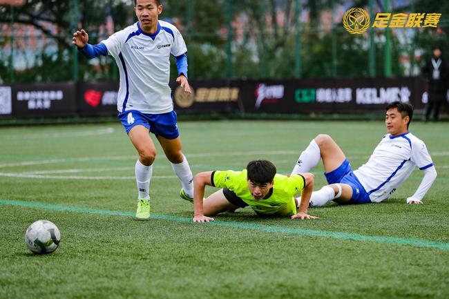 台北市立大学队员在比赛中倒地
