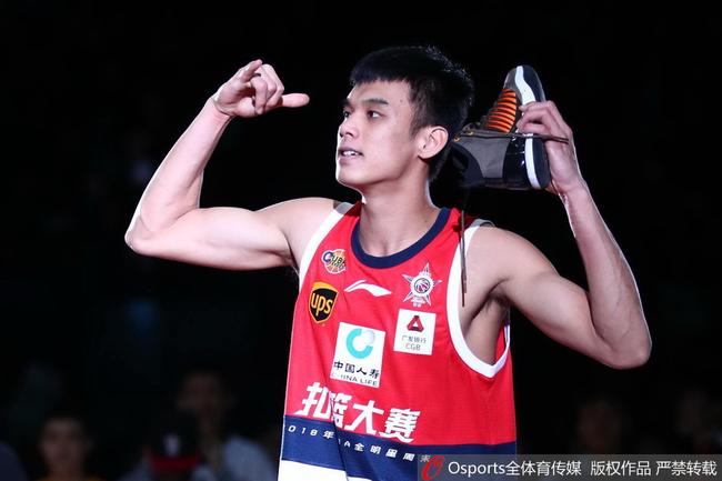 广东工业大学的张健豪夺得扣篮大赛冠军