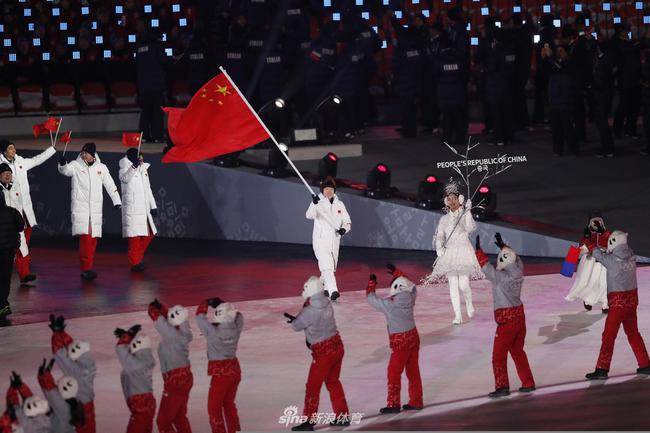 周洋率领中国代表团入场