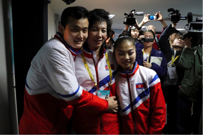 朝鲜组合与他们的教练Kim Hyon-son