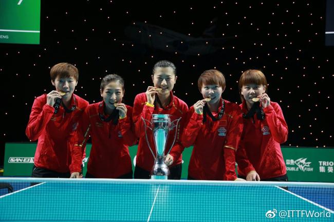中国女乒咬金牌庆祝夺冠