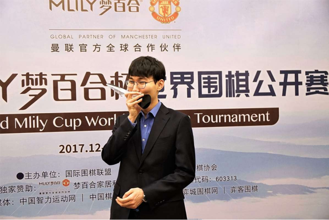 朴廷桓深情吻奖杯