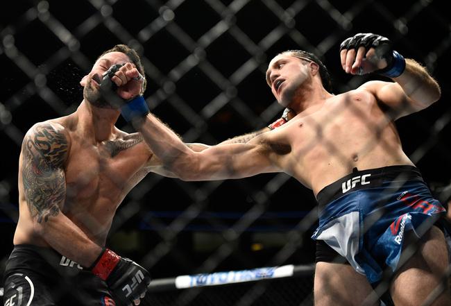 奥特加在UFC222中以一记上勾拳KO了埃德加