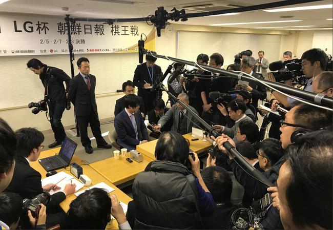 井山裕太被日本媒体包围