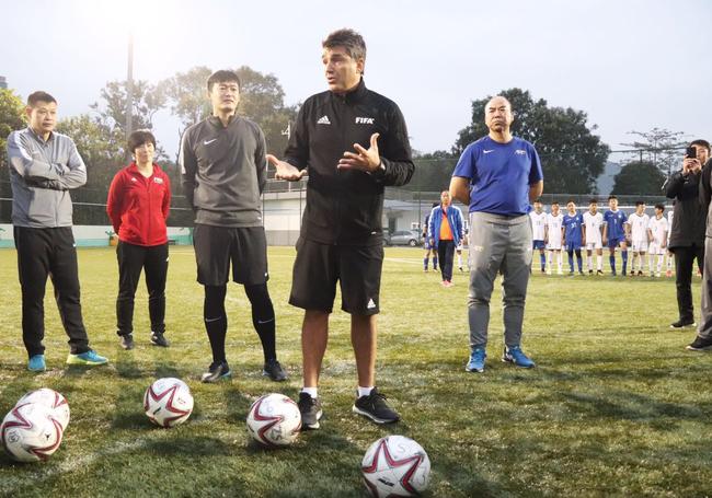 国际足联裁判主管来深指导中超裁判 畅谈VAR技术未来