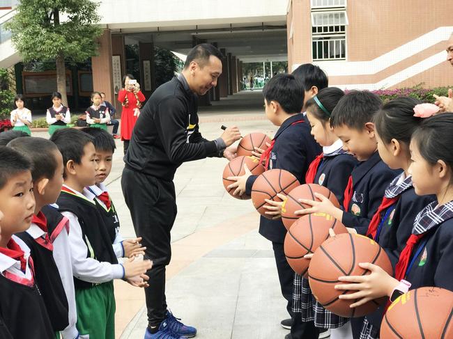 林书豪-李群篮球联盟进驻广州汇景实验学校≤