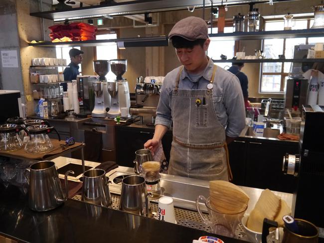 江陵知名的Terarosa经理正制作手工咖啡