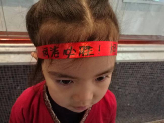 小棋迷头戴红巾写着“柯洁必胜”