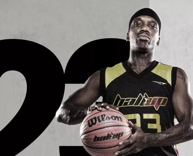 这位骚年不仅是街球王 还是位骨头收集者