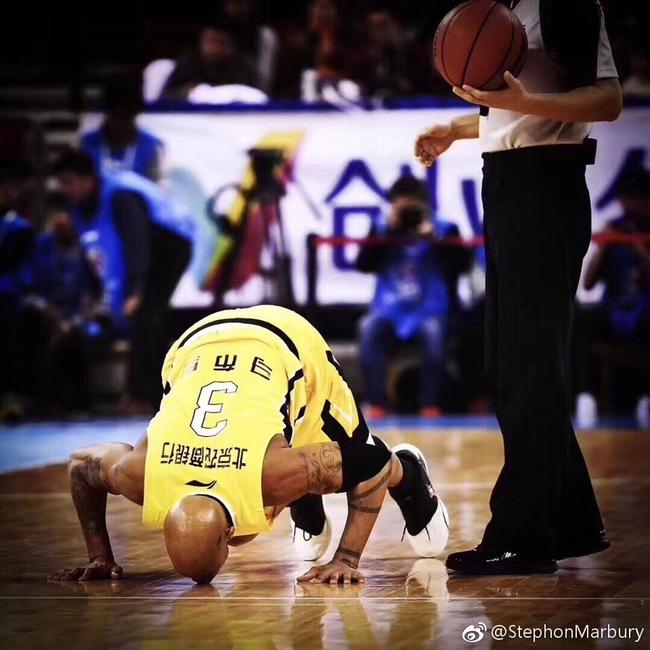 老马俯身亲吻五棵松地板:这是属于我的场地!_