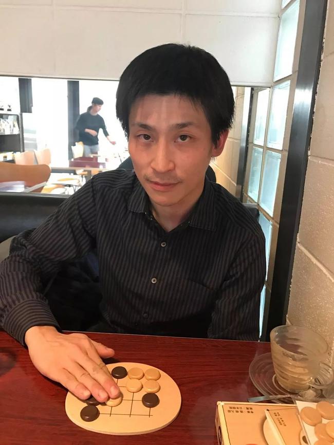 在21世纪的日本,有一位公然和“种族歧视”进行斗争的男人。