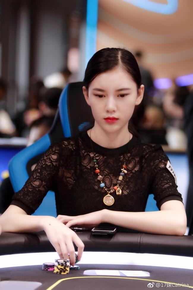 宝髻松松挽就,铅华淡淡妆成十七妹