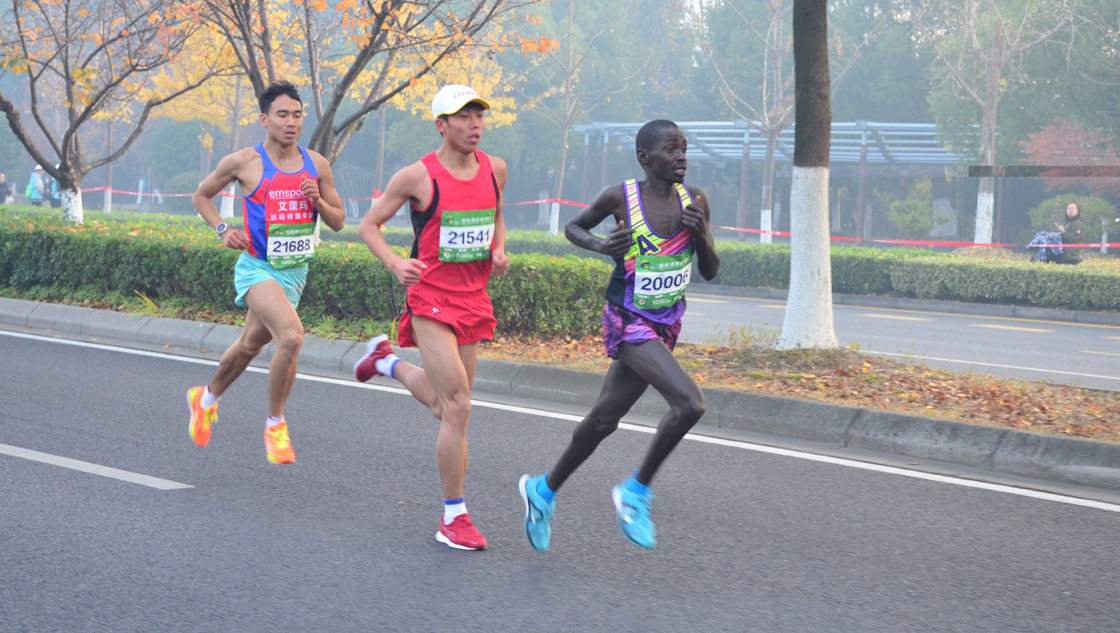 张家港马拉松鸣枪起跑