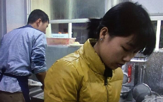 研究生舍弃万元月薪 开小店卖肠粉