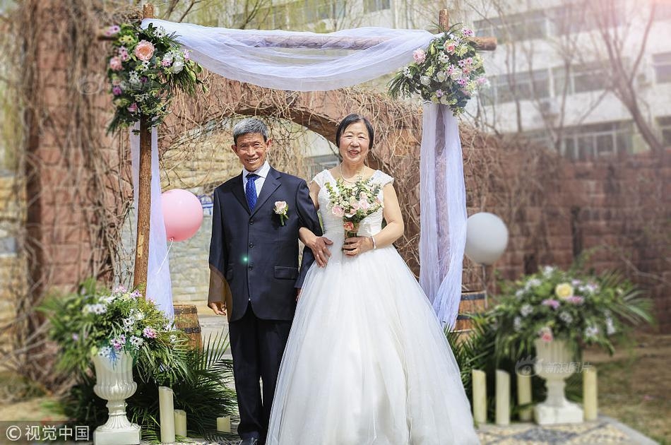 拍婚纱照的意义_街拍婚纱照(2)
