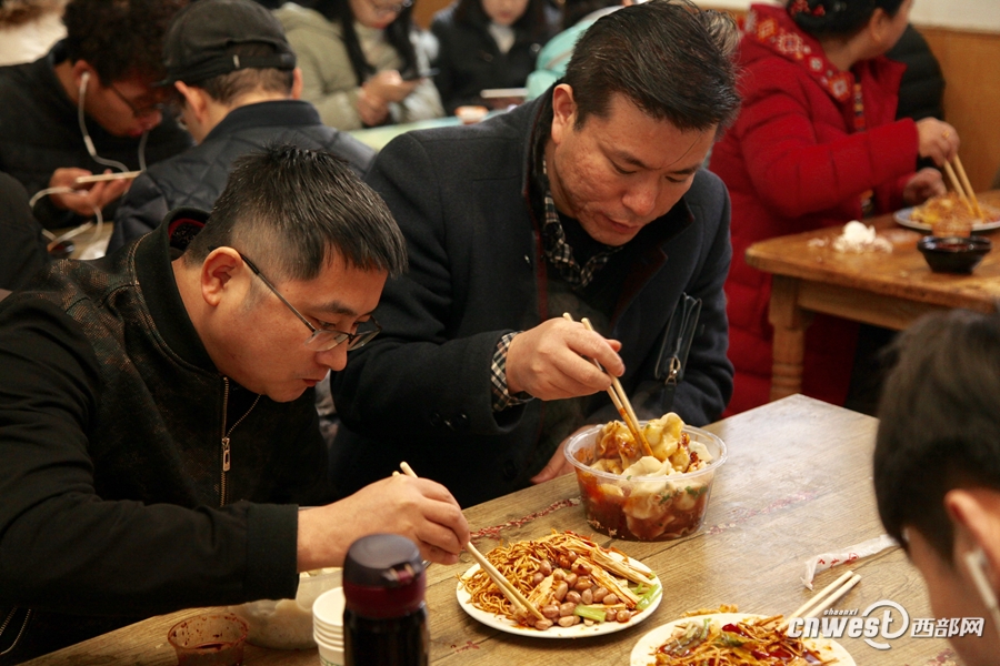 老总吃饺子_吃饺子卡通图片