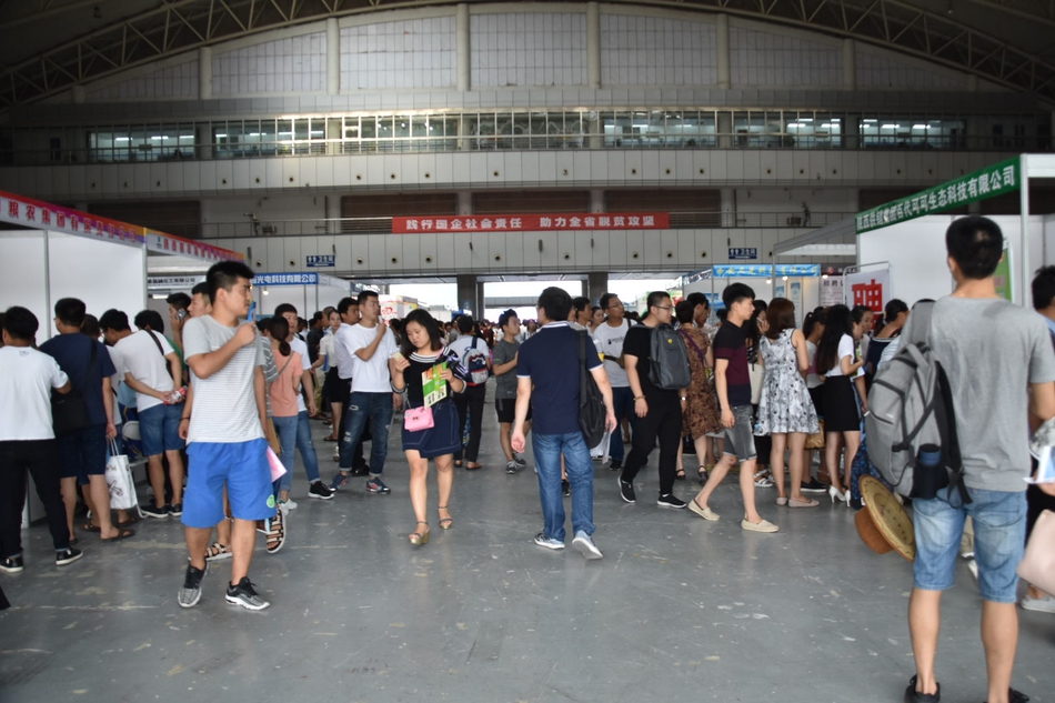 西安 招聘会_大雪挡不住求职热情 就业市场依然僧多粥少(2)