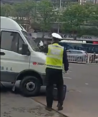 西安鐘樓男子駕車遇盤查瘋狂闖關逃逸 已被警方抓獲