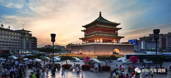 午后走在陽光下，皮膚被曬得生疼