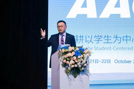 董事长胡建波教授致辞