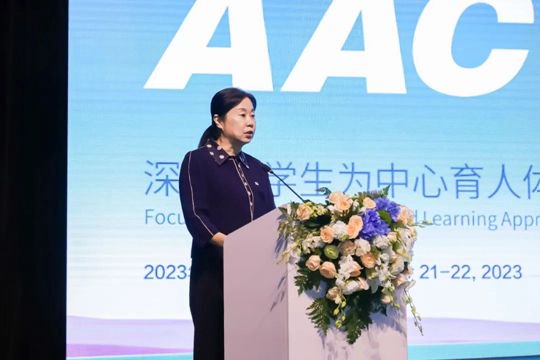 校长刘瑾教授主持会议