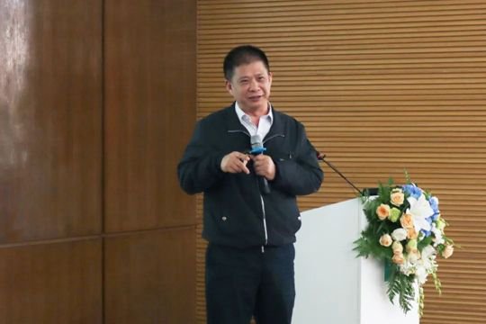 李亚东教授作专题报告