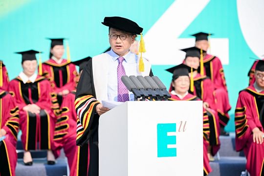 图1:西安欧亚学院创办人胡建波博士在2025年毕业典礼致辞