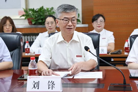 西安培華學院黨委書記劉鋒主持會議