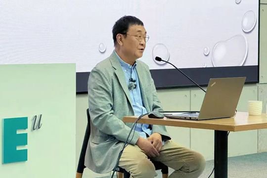 加州州立大学洛杉矶校区英语系教授童明