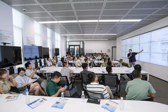 华商传媒集团总裁助理刘晓斌讲解产品