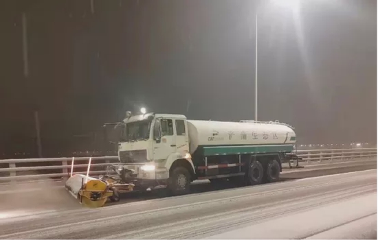 扫雪车清扫道路积雪