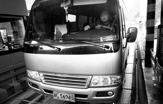 被查處的逃費(fèi)客車