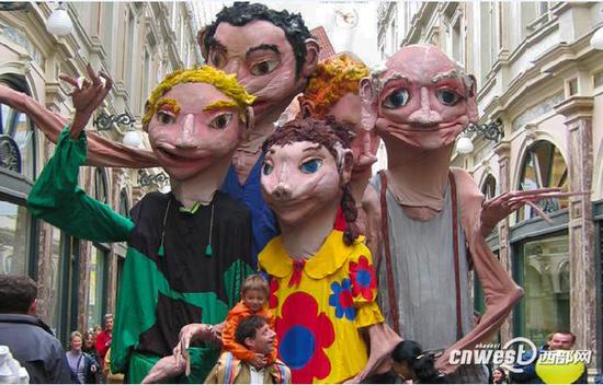 资料图:Snuff Puppets剧团为其他国家创作的前卫巨偶。