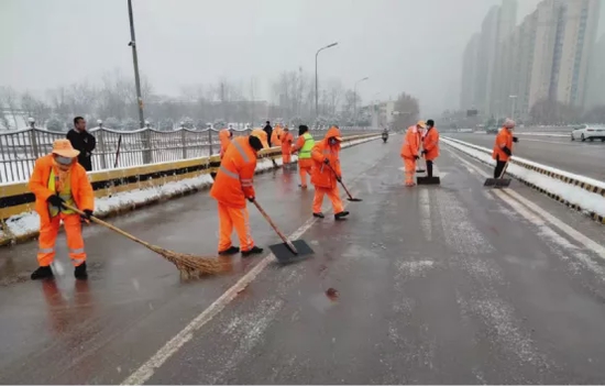 环卫工人及时清理道路积雪，保障道路畅通