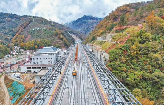 11月10日，西康高铁镇安西站铺轨施工现场一角。 陕西日报记者 杨光 摄