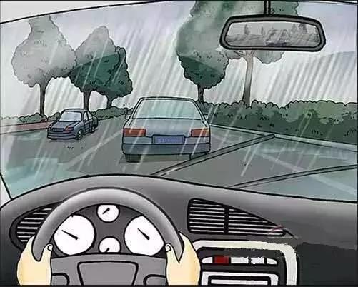 当暴雨来临时,千万不要因为心急回家而开快车,选择可以安全避雨的场所。