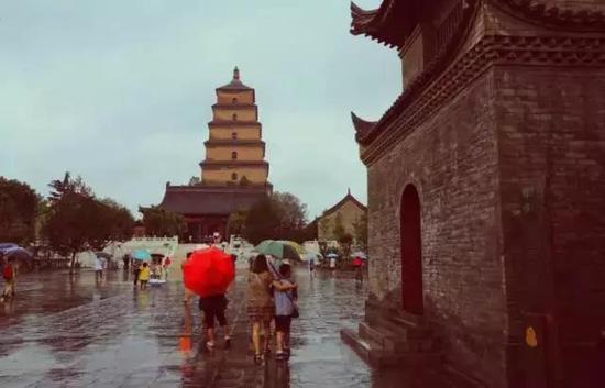 下雨天·护城河边听雨声