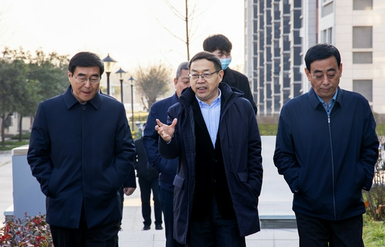 西安科技大学高新学院董事长孙龙杰博士带领山西省河津市市长何伟一行参观校园