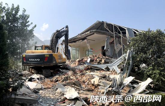 蔡家坡村農家樂示范園拆除現場。